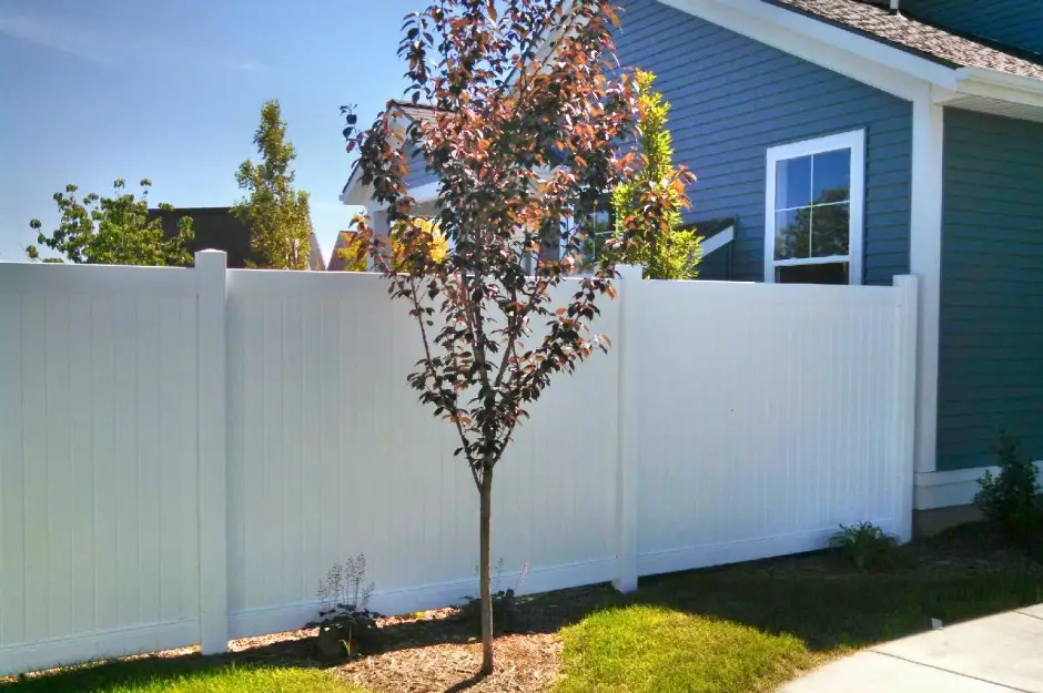 clean-vinyl-fence