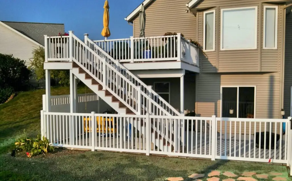 White Polyvinyl Pool Fence
