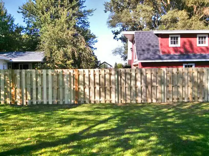 wood-privacy-fence_shadowbox-wood-privacy-fence_hudsonville_4_Fotor